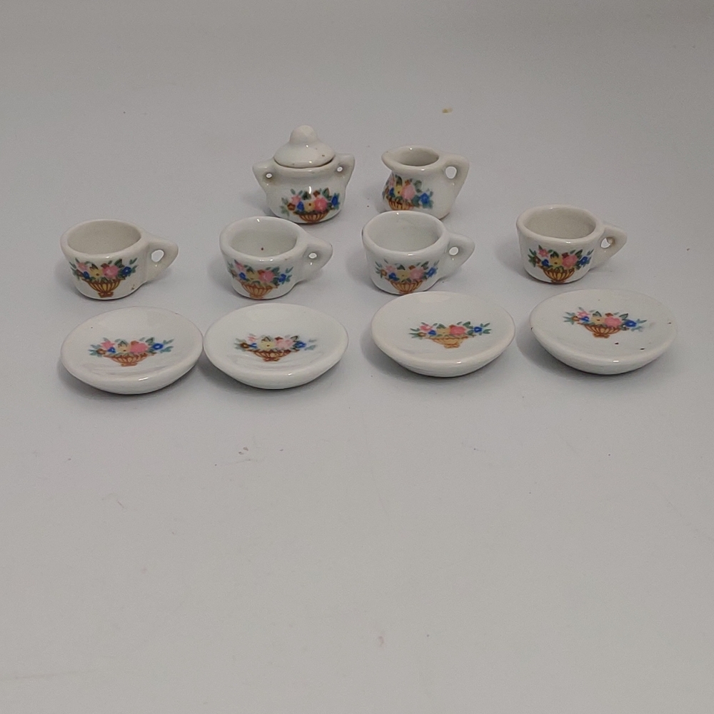 Vintage Child's Tea Set Play Dishes 4 Tea Cups & Saucer Set Floral Flower Basket